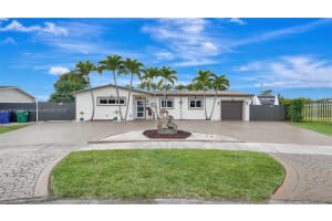 8540 Nw 182nd St, Hialeah