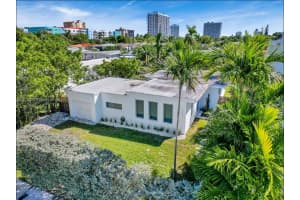 7537 W Treasure Dr, North Bay Village