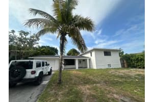 1325 Ne 203rd St, Miami