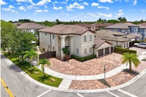 8902 Nw 178th Ln, Hialeah