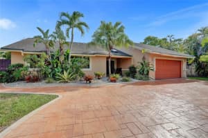 10030 Sw 8th St, Pembroke Pines