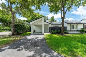 272 Fairway Cir 98, Weston