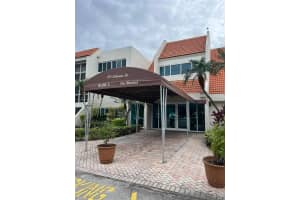 100 Lakeview Dr 118, Weston