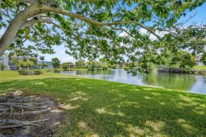 220 Lakeview Dr 308, Weston