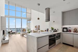 1100 Biscayne Blvd 4305, Miami