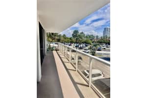 3731 N Country Club Dr 229, Aventura