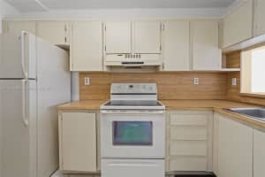 10290 NW 9th St Cir APT 511, Miami, FL 33172, Sold 10/24/25