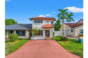 20155 E Oakmont Cir, Hialeah