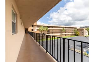 706 NW 87th Ave APT 302, Miami, FL 33172, Sold 10/15/25