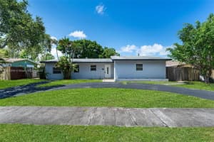 811 Evergreen Dr Lake Park, FL 33403 - MLS#A11828244