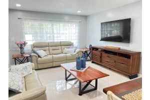 905 Nw 107th Ave Pembroke Pines, FL 33026 - MLS#A11828780