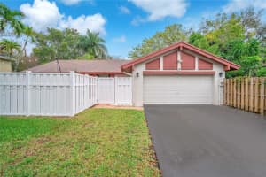 66 Forest Cir, Hollywood, FL 33026, - MLS#A11829012