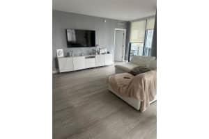 45 Sw 9th St 1906, Miami