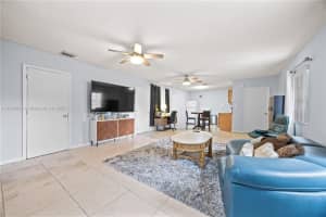 600 Nw 99th St, Miami