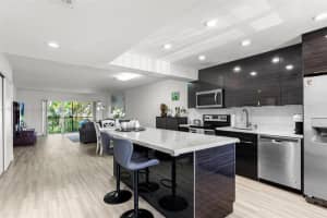 280 Racquet Club Rd 204, Weston