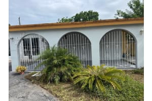 1014 W 68th St, Hialeah