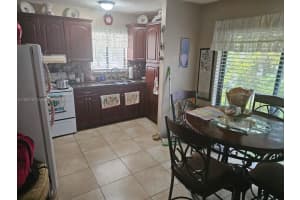 1521 W 42nd Pl 18, Hialeah