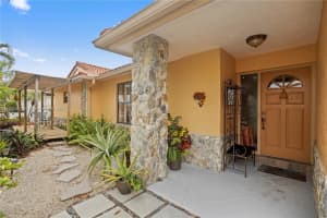 15824 Cotswold Ct, Davie