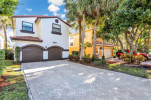 9825 Fairway Cove Ln, Plantation