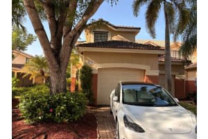 3912 Tree Top Dr 3912, Weston