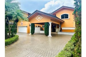 8565 Nw 168th Ter, Miami Lakes