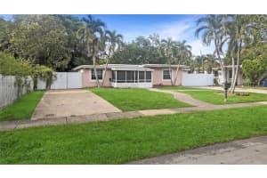 841 Ne 139th St, North Miami
