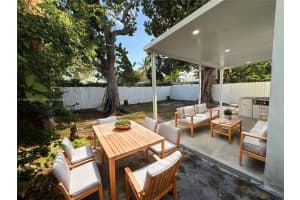 1812 Nw 64th St, Miami