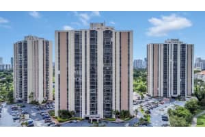 20301 W Country Club Dr 1421, Aventura