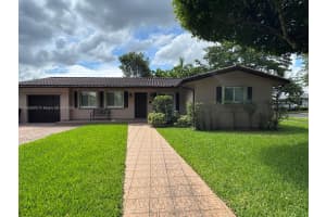 14181 Leaning Pine Dr, Miami Lakes