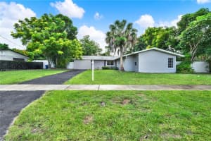 15831 Palmetto Club Dr, Miami