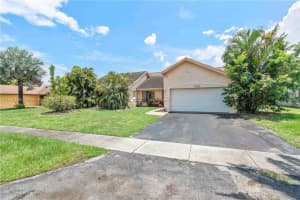 8250 Nw 51st Ct, Lauderhill