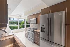 3500 Mystic Pointe Dr 306, Aventura