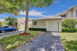 2083 E Discovery Cir E, Deerfield Beach