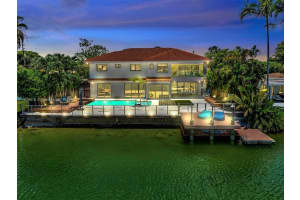 2320 Ne 211th St, Miami