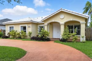8899 Nw 169th Ter, Hialeah