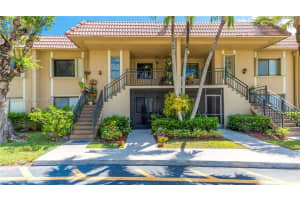 302 Lakeview Dr 202, Weston