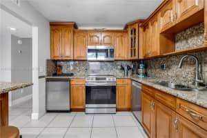 302 Lakeview Dr 202 Weston, FL 33326 - MLS#A11838299