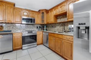 302 Lakeview Dr 202 Weston, FL 33326 - MLS#A11838299