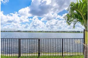9076 Nw 158th St 9076, Miami Lakes
