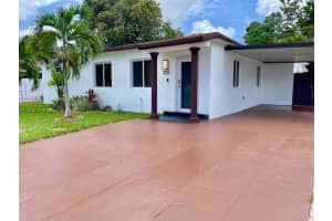 330 W 40th Pl, Hialeah