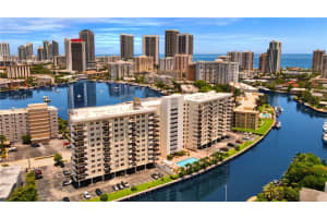 401 Golden Isles Dr 307, Hallandale Beach