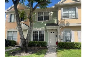 17 Simonton Cir 17, Weston
