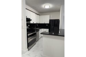 7010 Nw 179th St 105, Hialeah