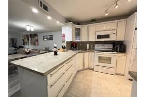 11 Olive Dr E, Hialeah