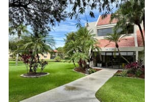 210 Lakeview Dr 102, Weston