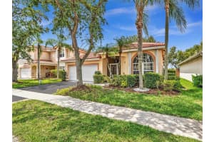 102 Gables Blvd, Weston