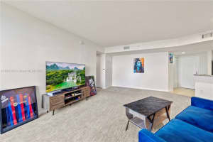 19501 W Country Club Dr 2106, Aventura