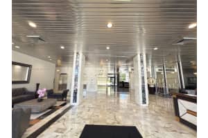 3675 N Country Club Dr 109, Aventura