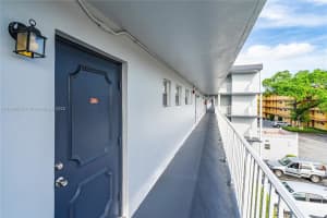 445 Ne 195th St 330, Miami