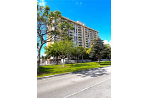 2350 Ne 135th St 1405, North Miami